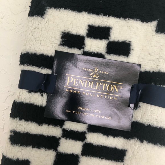 Pendleton Cozy Sherpa Black White Blanket Throw - Picture 2 of 4